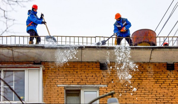Свыше 13 тыс. кровельщиков очищают крыши домов после снегопада