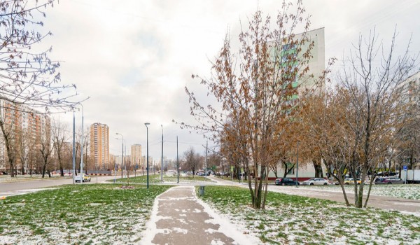 Специалисты благоустроили территорию возле городского вокзала Марьина Роща