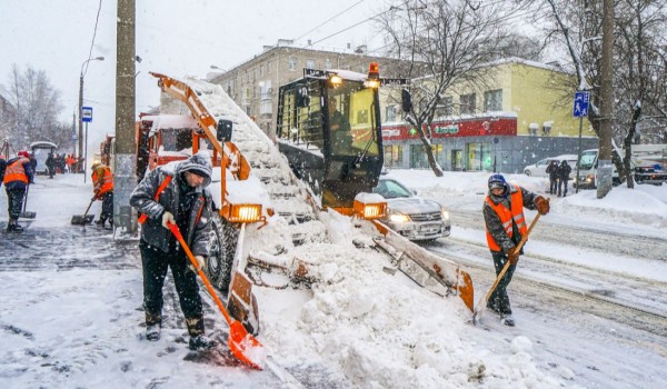 Столичные службы продолжают ликвидировать последствия сильного снегопада