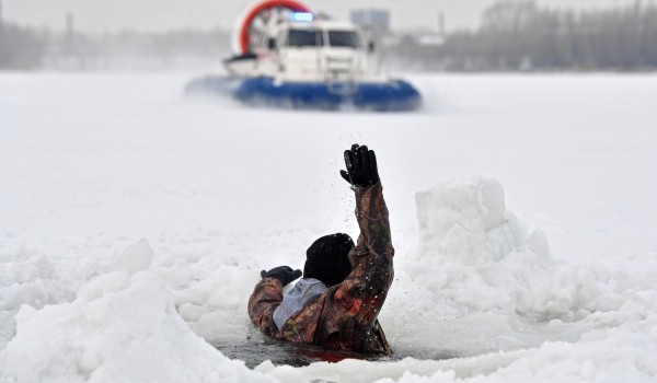 В МЧС дали советы по спасению человека, провалившегося под лед