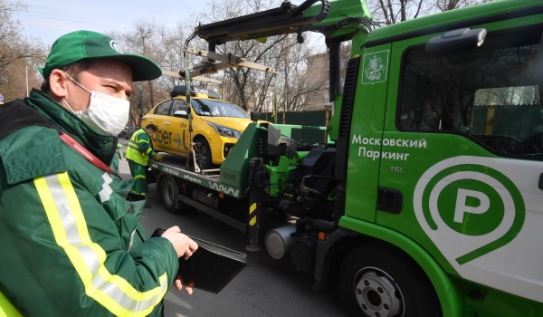 Эвакуаторы «Московского паркинга» переместили на спецстоянку 60 автомобилей за долги по штрафам
