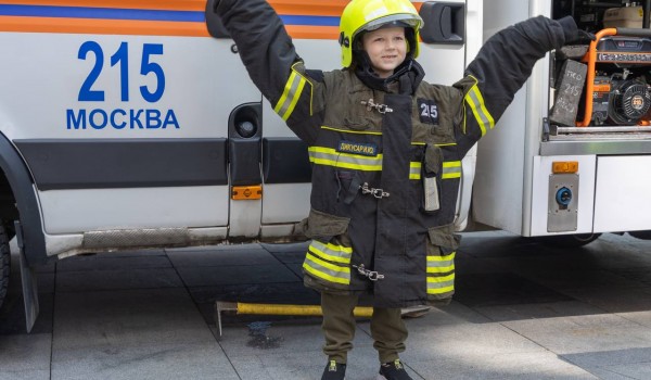 Столичные спасатели и пожарные провели свыше 650 занятий для детей в этом году