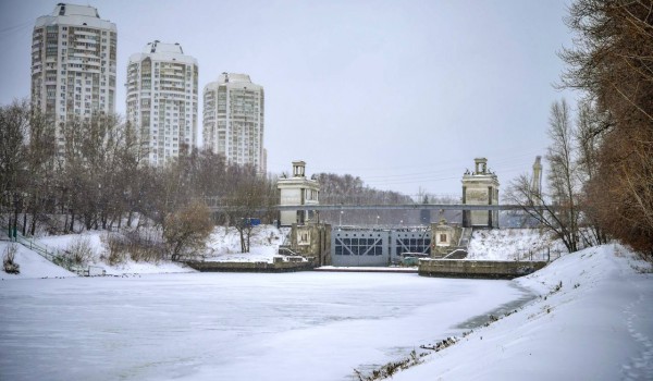 Специалисты отремонтировали пешеходный мост через канал имени Москвы