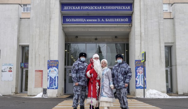 Росгвардейцы поздравили пациентов больницы им. Башляевой с наступающим Новым годом
