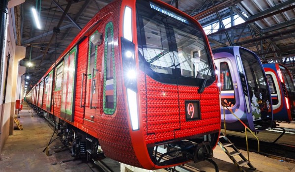 «Вязаный» тематический поезд запустили на кольцевой линии метро