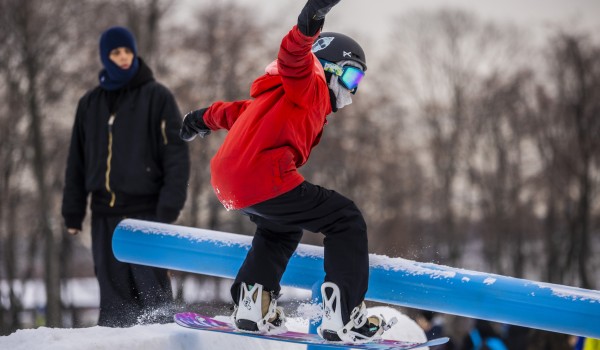 Лыжи, сноуборд и коньки. Зимний фестиваль школьного спорта прошел в столице