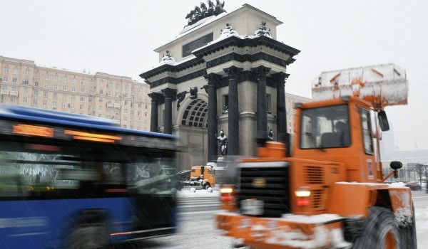 Водителям в Москве посоветовали пересесть на общественный транспорт из-за снегопада