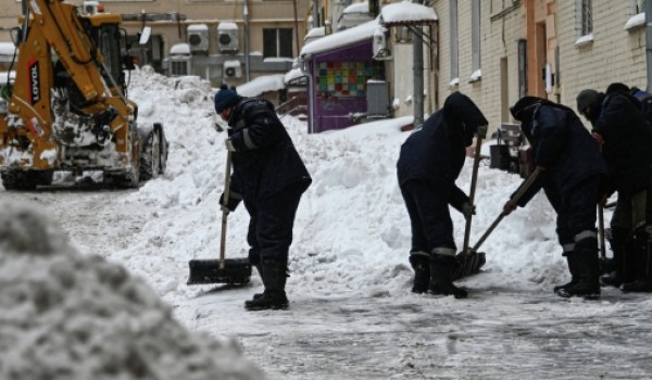 Городские службы продолжают работы по ликвидации последствий снегопада