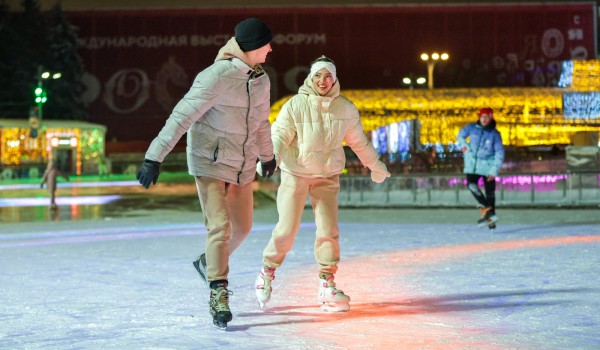 Москвичам предложили провести время на катке ВДНХ во время ночных катаний с 25 на 26 января
