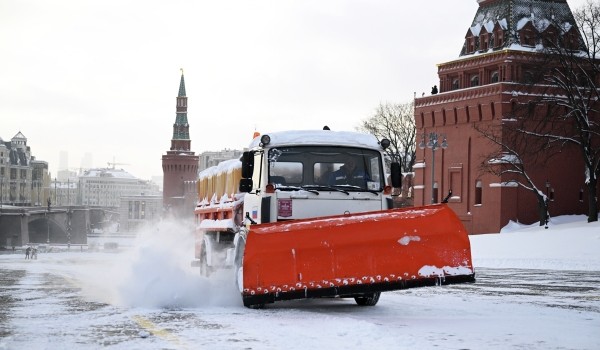 Около 150 тыс. человек устраняют последствия снегопада в Москве