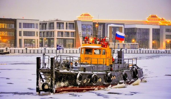 Собянин: Ледоколы коммунального флота ежедневно патрулируют Москву-реку