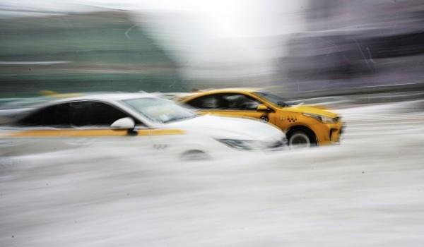 Российский сервис заказа такси предложил ввести таксометры для ограничения цен на поездки в непогоду