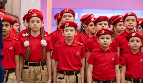 Более 600 юных москвичей дали клятву юнармейца в Музее Победы