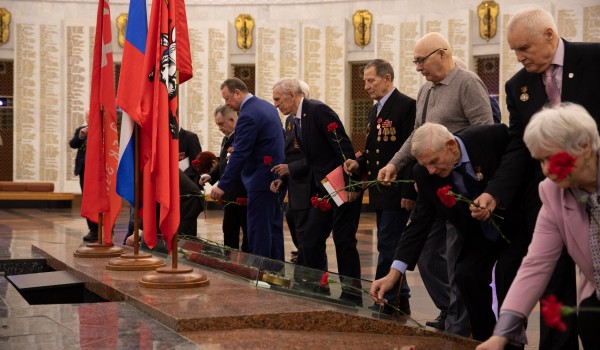 Около 200 московских ветеранов возложили цветы в Музее Победы 
