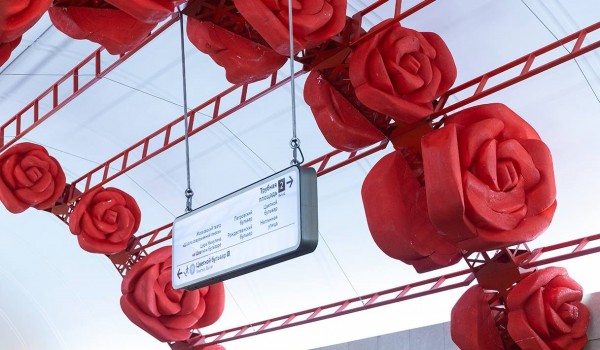 Столичное метро украсили розами к Международному женскому дню
