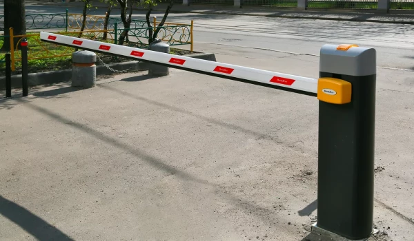 Москвичам напомнили, что продлить абонементы на парковки со шлагбаумом можно до 26 марта