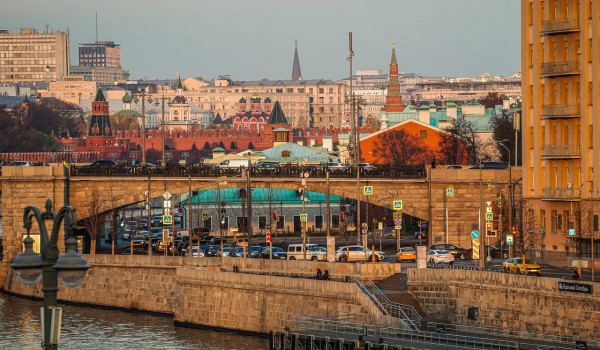 Московские набережные начали готовить к весенне-летнему сезону