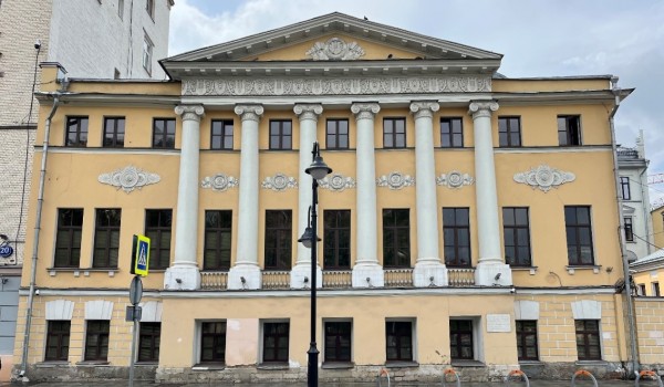 Фасады усадебного дома Лепешкина — Демидова на Пятницкой улице отреставрируют