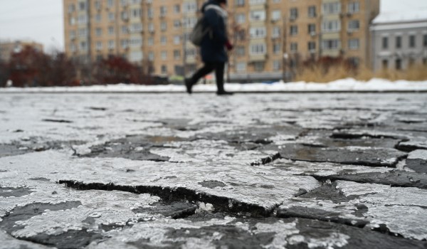 «Желтый» уровень опасности из-за гололедицы продлили в Москве до вечера 27 марта