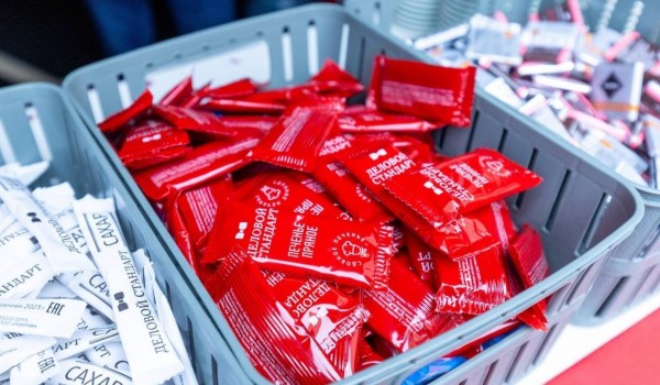 Павильоны с горячим чаем, печеньем и шоколадом установили в столице около пунктов сдачи крови