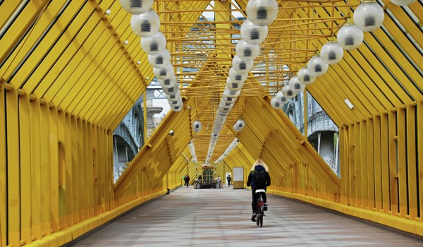 Андреевский мост в центре Москвы промыли к наступлению тепла
