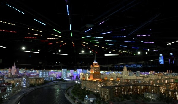 Более 160 раз показали светотехническое шоу «Говорит Москва!» в павильоне «Макет Москвы»