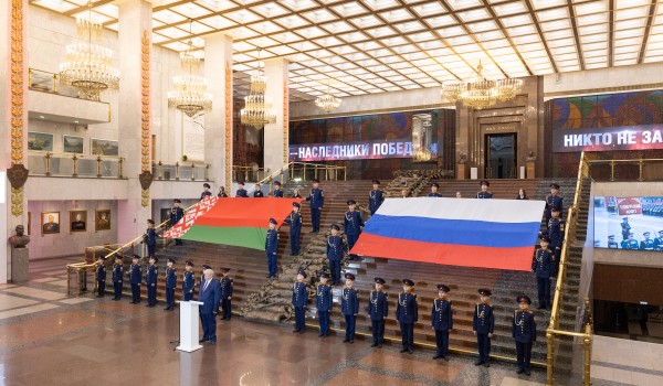 Флаги России и Республики Беларусь развернули в Музее Победы