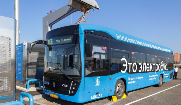 Почти в 5 тыс. автобусов и электробусов Мосгортранса разместили наклейки с QR-кодами