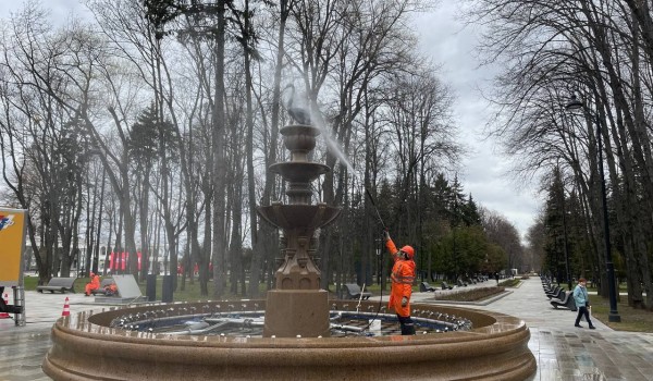 Специалисты промыли два исторических фонтана в парке Северного речного вокзала