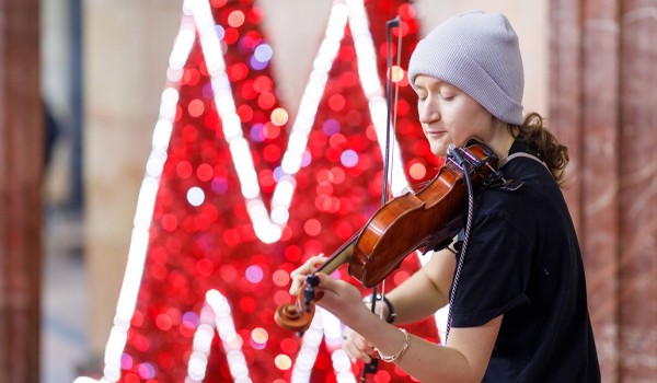 Более 60 музыкантов проекта «Музыка в метро» исполняют композиции на скрипке