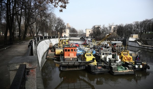 Коммунальный флот начал убирать мусор и загрязнения на Москве-реке и Яузе