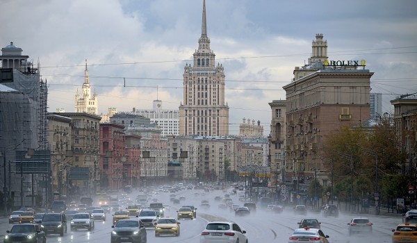 Столичных водителей призвали избегать резких маневров на дороге из-за дождя