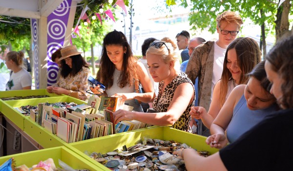 Винтажный маркет открылся на Чистопрудном бульваре в рамках фестиваля «Лето в Москве»