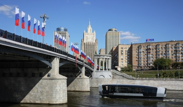 Москву в преддверии Дня России украсили более 2 тыс. флагов