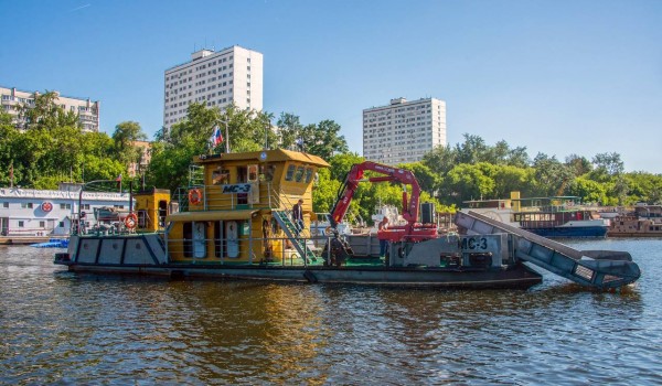 Коммунальный флот собрал более 100 тонн мусора с водной акватории Москвы с начала навигации