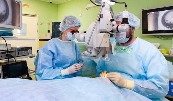 Московские врачи провели уникальную операцию по имплантации линзы ребенку