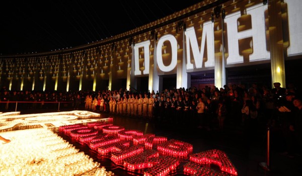 Множество свечей зажгли у Музея Победы в память о героях Великой Отечественной войны