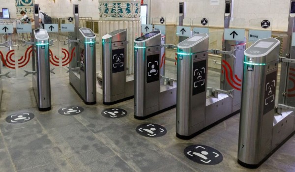 Свыше 130 напольных указателей у турникетов с биометрией обновили в столичном метро