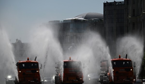 Городские службы Москвы из-за жары стали чаще поливать дороги