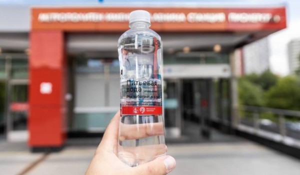 Питьевую воду раздают пассажирам городского транспорта из-за жары