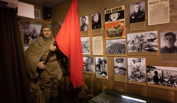 Сотни москвичей посетили передвижную экспозицию о героях Беларуси у Музея Победы