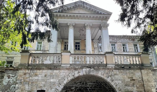 Началась реставрация главного дома усадьбы Узкое