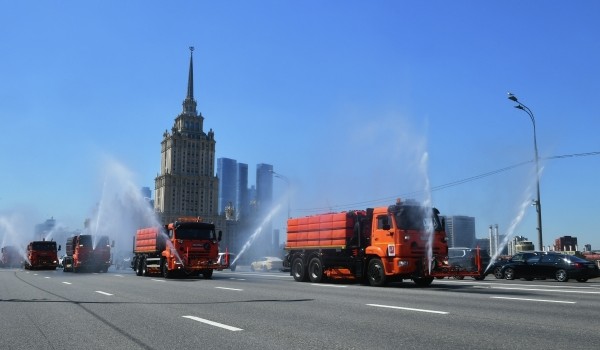Городские службы призвали москвичей соблюдать осторожность из-за 34-градусной жары