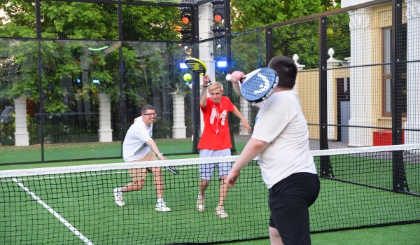 Москвичам рассказали, где в столице поиграть в падел-теннис