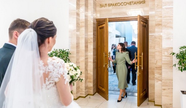 Свыше 400 пар поженились в День семьи, любви и верности в Москве