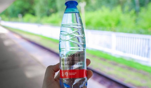 Питьевую воду бесплатно раздают пассажирам городского транспорта Москвы из-за жары