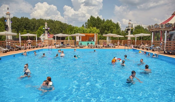 Более 50 тыс. человек посетили городские летние бассейны в Москве