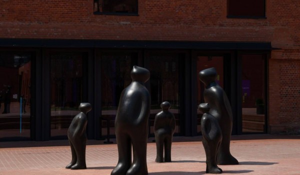Скульптурная композиция Гвидо Делеу украсила центральную площадь в квартале Lucky