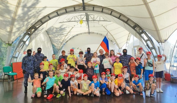 Росгвардейцы провели занятие с воспитанниками детского клуба в Москве