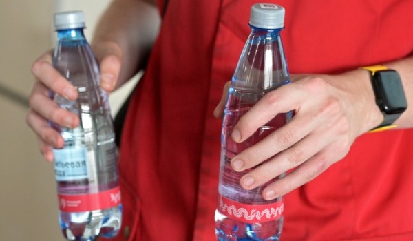 Эксперт Павлова посоветовала не оставлять бутилированную воду в машине летом из-за риска отравления
